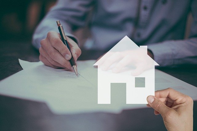 podepisování smlouvy o úvěru zajištěném nemovitostí