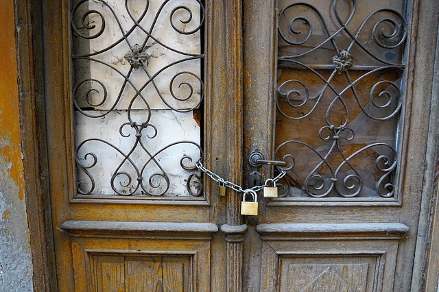 řetěz na dveřích