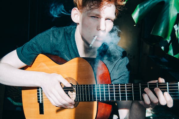 muž s cigaretou